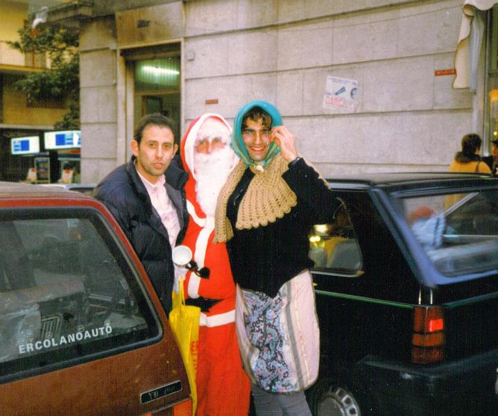 Angelo vestito da Befana.jpg